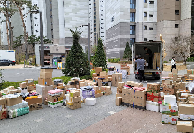 지난 2일 오후 서울 강동구의 한 아파트 단지 후문 인근에 택배 상자들이 쌓여 있다. 이 아파트에서는 이번 달 1일부터 택배 차량의 지상 출입이 금지됐다. [연합뉴스]