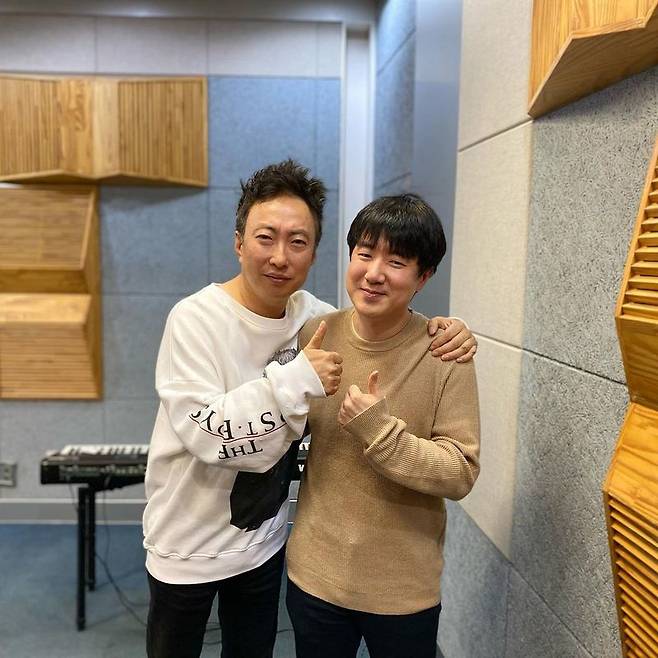 MC and singer Park Myeong-su and programmer This is all weve been released.KBS Cool FM Park Myeong-sus Radio show crew uploaded two photos on April 5 with the phrase This is all we programmer on his instagram.Park Myeong-su is wearing a V with This is all we shoulder wrapped around.This is all we gave off an extraordinary cute charm, with a shy look on his thumb: Park Myeong-sus Radio show, said Jisuks husband.This is all we are impressed, he added.The netizens who saw this responded to Radio fun, I heard it well, Master.This is all we appeared in MBC I envy real love as a programmer and shared a love life with Rainbow Jisuk.This is all we married Jisuk last October.This is all we appeared as an invited guest of Park Myeong-sus Radio show on the 5th.