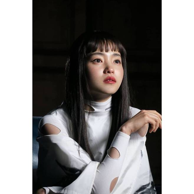 Kim Tae-ris distinctly changed style has been unveiled.Kim Tae-ris agency Minha released several photos on April 5th through the official Instagram with the article Kim Tae-ri, which is renewing Leeds on 365 days.The photo shows Kim Tae-ri, who changed his style, recently, and Kim Tae-ri, who is wearing a shimmer with his bangs, is enough to capture the sight of the viewers.Meanwhile, Kim Tae-ri met with the public in February with the film Win Riho (director Cho Sung-hee), which was released through Netflix.Win Ri is a story about the crew of the space garbage cleaner Seungri in 2092, who finds a humanoid robot Dorothy, known as a weapons of mass destruction, and then jumps into a dangerous transaction.Kim Tae-ris Acting Jang Seon-jang is the youngest, but he is a brain and strategist of Seung-ho.I have digested a character with an extraordinary brain and extraordinary leadership that does not have a machine to deal with.