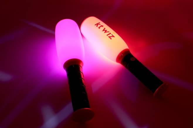 ▲ kt 무선 응원봉 '비트배트' ⓒkt 위즈