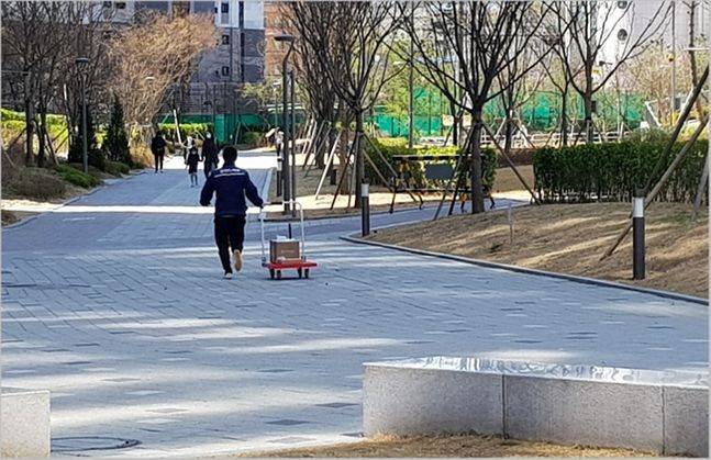 5일 서울 강동구의 한 아파트 단지에서 택배기사가 수레를 끌고 달려가고 있다. ⓒ데일리안