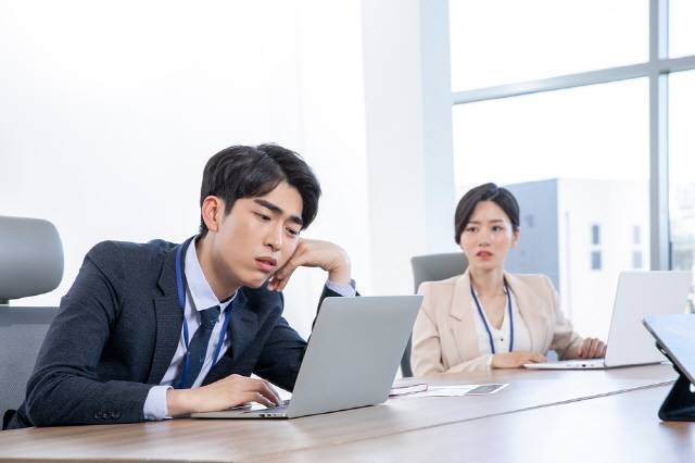 성인 ADHD 환자는 업무지시를 받는 상황에서도 집중하지 못해 다른 생각을 하거나, 중요한 업무를 시작했지만 끝맺는 데 어려움을 느낀다./사진=클립아트코리아