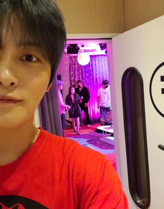 Jaejoong showed off his warm visuals.On the 5th, Seeds now official Instagram said, You do not have to do the Superme Leader Snoke.Open the door right away. Two photos were posted.In the photo, Jaejoong took a selfie at the Waiting Room; Jaejoongs deep eyes, which seemed to fall out, and visuals, while still unchanged, caught his eye.In addition, Jaejoong boasted a perfect sculptural visual with a sleek jawline and clear features.On the other hand, in commemoration of his birthday, Jaejoong had a meaningful birthday more than ever on January 26th, communicating with global fans in real time through the special live broadcast of Jaejoong With J-Party X Vanilla Stage.