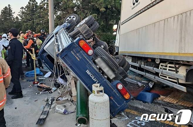 6일 오후 5시59분쯤 제주대학교 입구 사거리에서 산천단서 주행 중이던 화물트럭이 시내버스 2대와 1톤 트럭을 잇따라 들이받아 3명이 숨지고 60여 명이 부상을 입었다.(독자 제공)2021.4.6/뉴스1 © News1 홍수영 기자