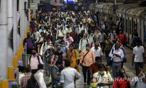 인파로 혼잡한 인도 뭄바이의 기차역 [EPA=연합뉴스]