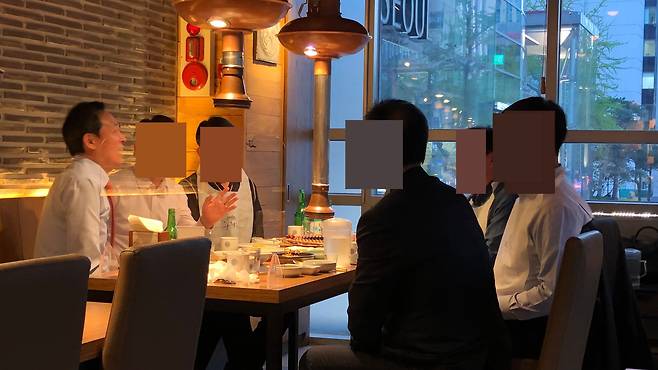 더불어민주당 우상호 의원이 8일 저녁 서울 중구의 한 식당에서 일행 5명과 함께 식사하는 모습. /독자제공