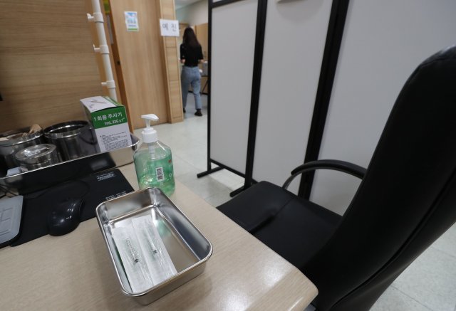 정부는 8일 예정된 보건교사와 특수학교 종사자에 대한 아스트라제네카 백신 접종을 보류했다. 서울의 한 보건소에서 예정된 백신접종이 연기되자 한산한 모습이다.