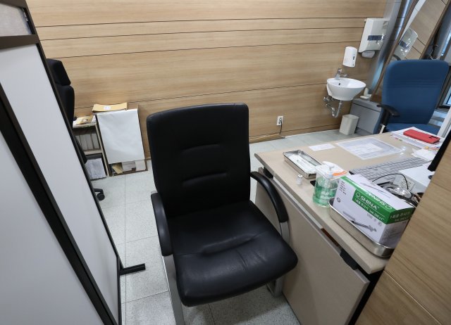 서울의 한 보건소에 마련된 코로나19 예방접종 장소. 이날 정부가 아스트라제네카 접종을 보류하면서 한산한 모습이다.