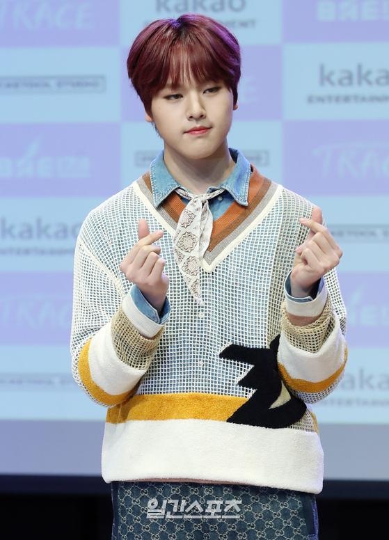 Group BAE173 held a showcase to commemorate the release of its second mini album Intersection: Trace (INTERSECTION: TRACE) at Ilji Art Hall in Cheongdam-dong, Seoul Gangnam District on the afternoon of the 8th.BAE173 (Lee Han-gyeol, Jay-min, Yoo Jun, Jun-seo, Mujin, Young-seo, Namdohyeon, Light, Doha) member Namdohyeon poses in photo time.