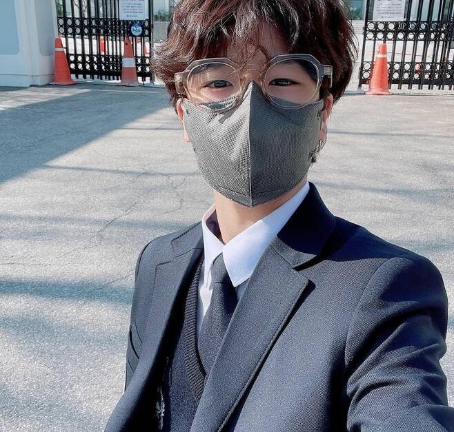 Singer Jung Dong-won has delivered a warm and recent news.Jung Dong-won posted a picture on April 8 with his article School End ~ on his instagram.Jung Dong-won in the public photo is taking a selfie wearing a uniform and wearing a mask.The cute beauty and playful eyes that are not hidden by masks catch the eye.Singer Shinji, who met him, showed affection with his applause emoticons. The netizens also commented on I was troubled and Dongwon Ah, I worked hard today.Meanwhile, Jung Dong-won appeared on TV Chosun Mr. Trott last year and ranked fifth in the final.Currently, he is appearing on TV Chosun Pongpung Academic Center and Call the Application Song - Call of Love.
