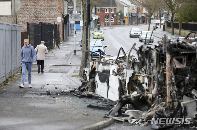 [벨파스트=AP/뉴시스] 8일 북아일랜드 주도의 서부 개신교주민 지역 생킬 로드에 불에 타버린 버스가 방치되어 있다