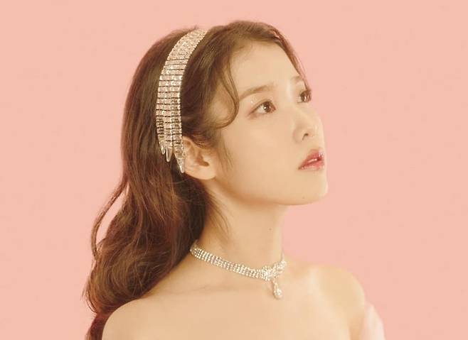 아이유의 정규 5집 '라일락'은 더블 타이틀곡 '라일락'과 '코인'을 비롯해 수록곡 전곡이 고루 사랑받고 있다. 아이유 공식 페이스북