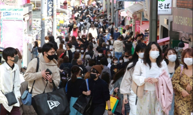 지난달 31일(현지시간) 도쿄에서 마스크를 쓴 시민들이 거리를 걷고 있다. 도쿄=AP연합뉴스