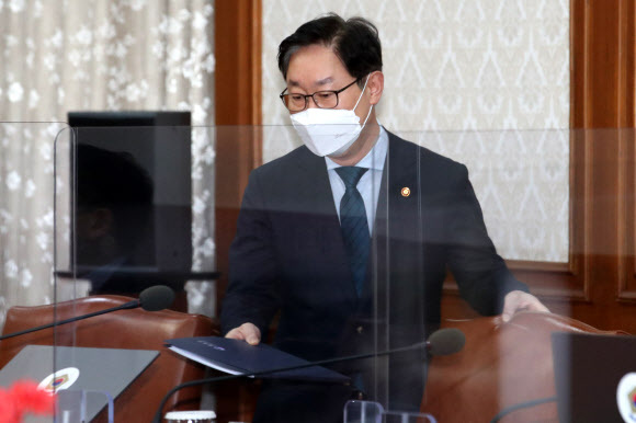 박범계 법무부 장관이 6일 오전 서울 종로구 정부서울청사에서 영상으로 열린 국무회의에 참석해 자리하고 있다. 