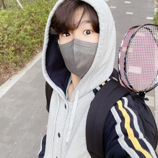 Trot singer Jung Dong-won has announced his diligent current situation.Jung Dong-won posted a picture and a picture on his instagram on the 8th, Come to work out in the morning ~ Someone to come with me!The photo shows Jung Dong-won, who took a badminton racket and went on a workout, and his face and eyes are eye-catching with his dying small face.Even though Mask is worn, the warm beauty that can not be hidden makes the viewers excited.The netizens who saw this showed various reactions such as It is beautiful, Where can I run, I went well with exercise.Meanwhile, Jung Dong-won is currently appearing on the TV Chosun entertainment program Colcenta of Love, which was incorporated into the Sunhwa Yeung last year.Photo Jung Dong-won SNS