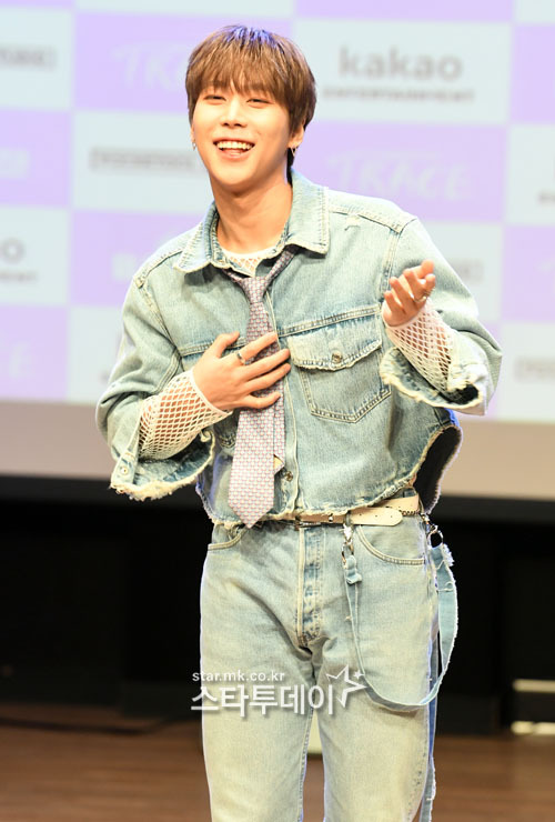 Singer BAE173 is releasing a new song at the second Mini album Intersection: TRACE showcase held at Ilji Art Hall in Cheongdam-dong, Seoul on the afternoon of the 8th.