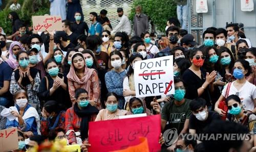 성폭력 근절 시위 나선 파키스탄 여성들 [로이터=연합뉴스]