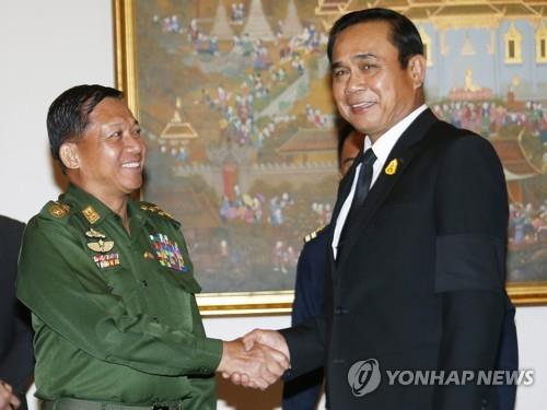 민 아웅 흘라잉(왼쪽) 미얀마군 최고사령관과 쁘라윳 짠오차 태국 총리.2017.8.30 [EPA=연합뉴스]