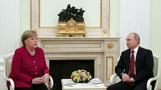 푸틴 대통령(오른쪽)과 메르켈 총리 [리아노보스티=연합뉴스 자료사진]