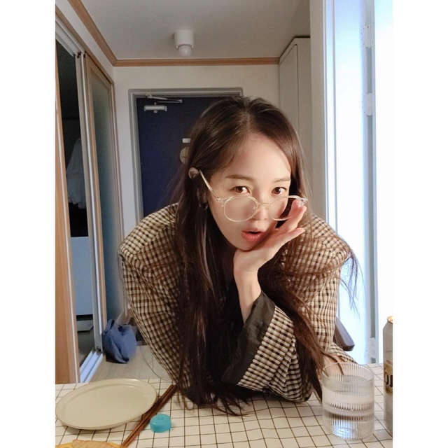 Actor Bo-mi Kim boasted a refreshing charm.Bo-mi Kim posted a picture on his 9th day through his instagram saying, Friend who takes pictures well and Friend who lives in a house with pictures well.The photo shows Bo-mi Kim enjoying a good time at Friends house: Bo-mi Kim, who is taking pictures and storing memories.At this time, it was a beauty of Bo-mi Kim, which is more beautiful and comfortable with everyday life.Bo-mi Kim said, I was going to return to my old body because I had a lot of weight, but I lost weight and my bones did not come back. Do you have to buy new jeans?He said, I ask you what to do with diet, but I do not eat, I drink beer. He said, I just feel like Im getting fat.Bo-mi Kim said on his SNS on the 30th of last month, I am pregnant and I have 20kg, but now I have 3kg left.At this time, one fan asked for weight before pregnancy, and Bo-mi Kim wrote, I went back and forth 42kg to 43kg.Meanwhile, Bo-mi Kim marriages with Yoon Jeon-il in June last year, and held his first son in December of the same year.