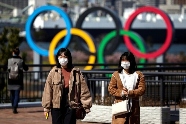 도쿄 오다이바 해변공원의 올림픽 조형물. 사진=도쿄·로이터 연합뉴스