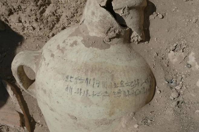 이집트 룩소르에서 새로 발굴된 도시 유적에서 출토된 유물 [자히 하와스 이집트학 센터 제공=연합뉴스]