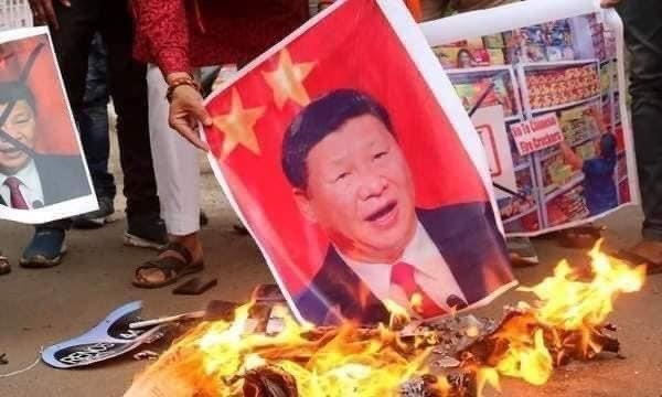 중국 시진핑 국가 주석 사진 불태우는 미얀마 시민들 [트위터 @MyoYuNwe1. 재판매 및 DB 금지]