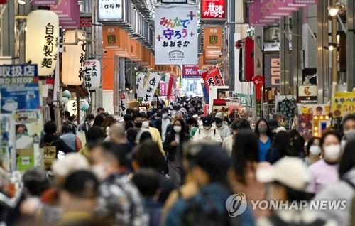 (오사카 교도=연합뉴스) 지난 5일부터 코로나19 대응 긴급사태에 준하는 '만연방지 등 중점조치'가 적용된 오사카 시내 거리가 마스크 쓴 행인들로 붐비고 있다.