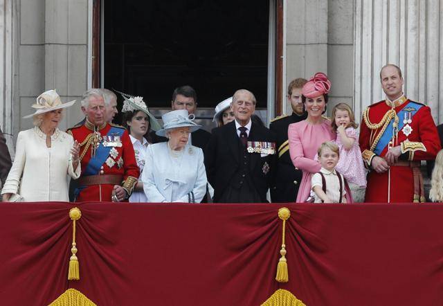 엘리자베스 2세 영국 여왕과 필립공을 비롯한 영국 왕실 가족이 2017년 버킹엄 궁전에서 시민들에 모습을 보이고 있다. 런던=AP 연합뉴스