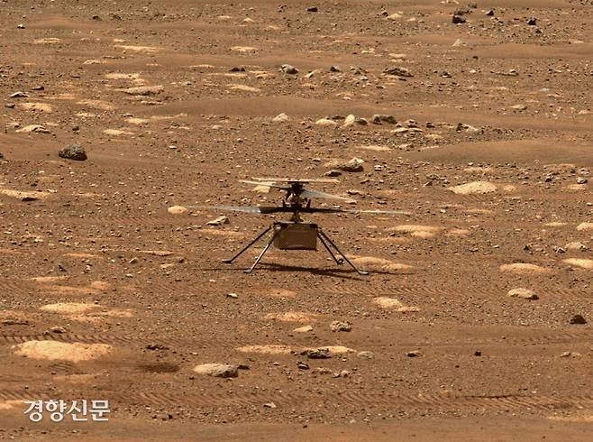 화성 지표면에서 이륙 대기 중인 무인기 ‘인저뉴어티(Ingenuity)’의 모습. 오는 12일(한국 시간) 첫 비행에 나선다. 미국항공우주국(NASA) 제공