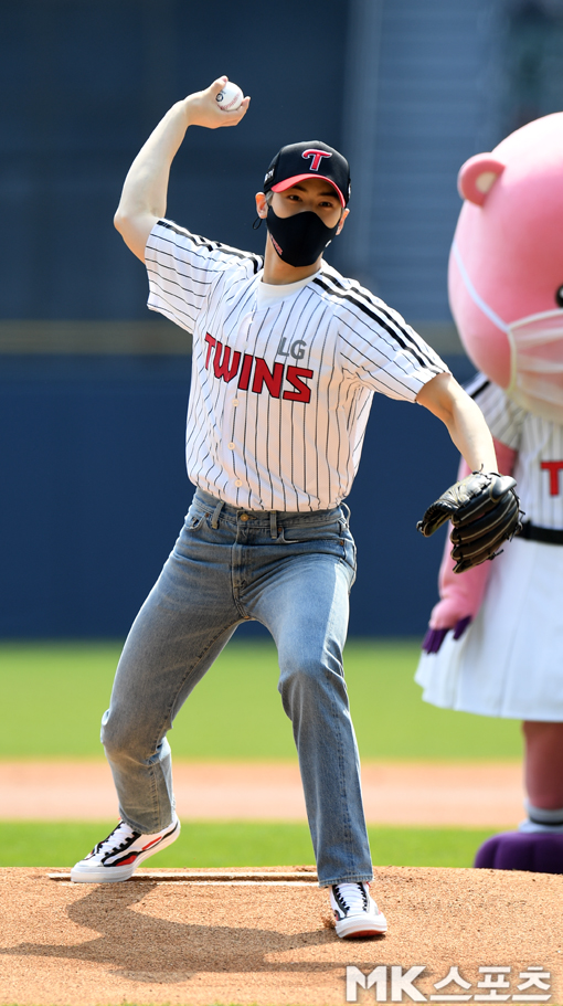 On the afternoon of the 10th, 2021 KBOUEFA Champions League SSG Landers and LG Twins were in the Jamsil-dong baseball field.Cha Eun-woo took a verse at Kyonggi on the day and received a lot of applause from fans who visited the baseball field.LG, who was the only UEFA Champions League winner with a Kyonggi victory the day before, is challenging the winning series against SSG.SSG is making every effort to humiliate the Kyonggi defeat the day before.
