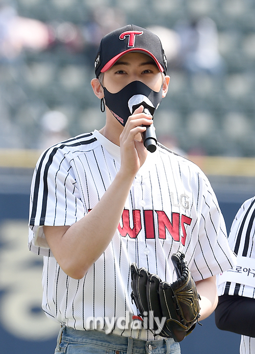 Astro Cha Eun-woo is greeting ahead of the city in the match of 2021 Shinhan Bank SOL KBO League, LG Twins and SSG Landers held at Seoul Jamsil Baseball Stadium on the afternoon of the 10th.