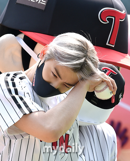 Astro Cha Eun-woo is sweating after finishing the first pitch in the match of 2021 Shinhan Bank SOL KBO League, LG Twins and SSG Landers held at Seoul Jamsil Baseball Stadium on the afternoon of the 10th.