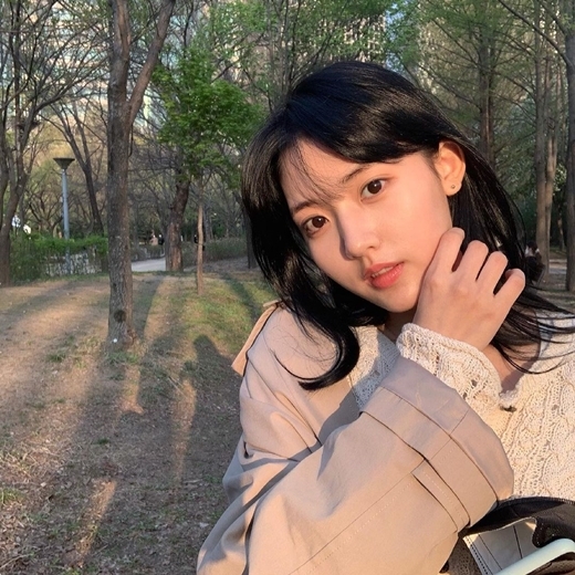 Actor Jin Da-bin, 21, has revealed his current status as a pure beautiful look.Jeong Da-bin posted a picture on the 9th day Instagram with no special comments, leaving only emoticons ().It is a picture taken in the sunshine in the open air surrounded by trees, with a Jeong Da-bin, the head of a heavy wave, and a dreamy face looking at the camera with one hand on his chin.The extraordinary beautiful looks of Jeong Da-bins big eyes and stiff noses rob the eye; netizens responded such as Im pretty.Jeong Da-bin was loved by viewers last year for his works such as Human Class and Live On.