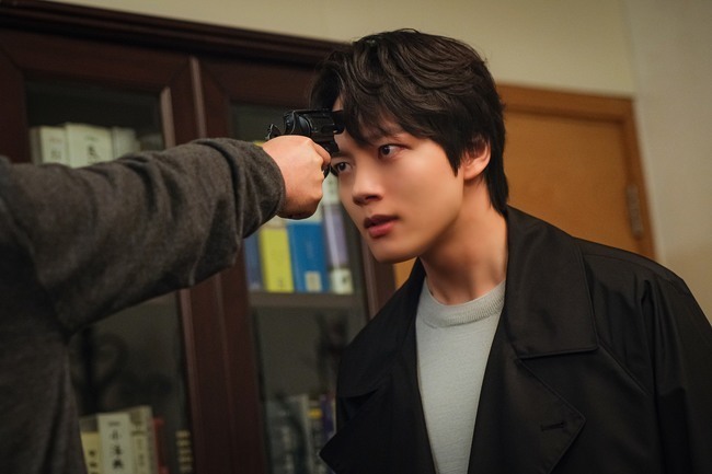What is the end of the terrible truth tracking, Shin Ha-kyun X Yeo Jin-goo, Monster catching Monster?JTBC gilt drama Monster (directed by Shim Na-yeon, playwright Kim Soo-jin, production Celltrion Entertainment and JTBC Studio) is breathtaking by Move-sik (Shin Ha-kyun), Han Joon (Yeo Jin-goo), and Han Ki-hwan (the best with the minute) on April 10, ahead of the final episode. I captured the station.In the last broadcast, Move and Joo Won moved fiercely to break the chain of tragedy.But the appearance of a Joo Won, who announces the death of Jung Chul-moon (Jung Gyu-su), has confused viewers.I think I killed him, said one of his blood-stained hands. The shocked face of Move-style raised the sense of crisis.Han Ki-hwan was appointed to the police chief and predicted unpredictable development until the end.In the meantime, Han Ki-hwans runaway in the public photos amplifies tensions. Why did Han Ki-hwan, who is all going according to plan, point Gun at one Joo Won?A man who had promised to fall into hell with his father Han Ki-hwan, also showed his anger when he had put a mask on and trapped him to catch him.His eyes, which are sharp against the Gungu that points at him, are even mad.Movesik has endured hellish days since his brother Lee Yu-yeon (Moon Ju-yeon) disappeared; his hatred of Han Ki-hwan, who has hidden the truth for 21 years, will be greater than anyone else.His face, which is left with only cold anger, adds tension.I am curious about the Move-style that pointed at Gun toward Han Ki-hwan and the Joo Won, who blocked him, and their last Choices.Whether Move and Joo Won can catch Monsters and reveal all the truth to the world is noteworthy.In the final episode, which airs today (10th), Move-style, one Joo Won, drops Choices, which separates his fate.In the previous 16 trailers, Move suggested that he would join Joo Won until the end, saying, I can not send that stupid guy alone.The price is the guilty one, Joo Won, he said, touching his guilt.Above all, the figure of Move-style, which has hidden the truth for many years, has raised the curiosity and expectation about the ending to the extent that Park Jung-jae (Choi Dae-hoon), Do Hae-won (Gil Hae-yeon), and Yichang photos (Allow active status).