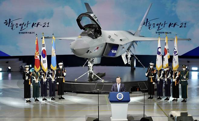문재인 대통령이 9일 경남 사천시 한국항공우주산업(KAI) 고정익동에서 열린 한국형전투기 보라매(KF-21) 시제기 출고식에서 기념연설을 하고 있다. 뉴시스