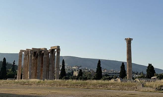 제우스 신전. 신들의 왕이라 부르는 제우스 신전은 로마시대 완성된 아테네에서 가장 큰 신전이다.