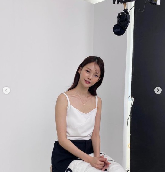 Actor Ha Yeon-soo has revealed the recent status of neat beautiful looks.Ha Yeon-soo said on his Instagram on the 10th, Thank you very much for the box-filled gifts, pretty flowers, and sincerely.It was a happy shot. The photos posted together show Ha Yeon-soo taken at the shooting site.Ha Yeon-soo, who is staring at the camera with a white sleeveless top and a slender neck and a pure-looking face, catches the eye.The neat look that shines on the set is full of admiration.On the other hand, Ha Yeon-soo met with fans last year with SBS Plus entertainment Winat Season 2.