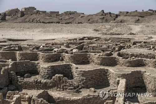 이집트 발굴팀이 남부 룩소르 서안에서 발굴한 3천400년 전 도시 유적지 전경 [AFP=연합뉴스]