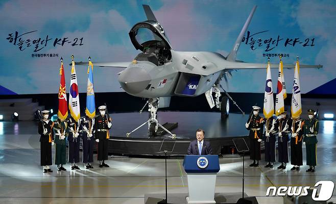 문재인 대통령이 지난 9일 경남 사천 한국항공우주산업(KAI)에서 열린 한국형 전투기 KF-21 '보라매' 시제기 출고식에 참석, 기념사를 하고 있다. 2021.4.9/뉴스1 © News1 유승관 기자