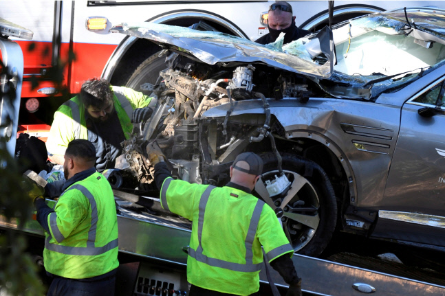 타이거 우즈의 사고 차량이 지난 2월23일 미국 LA 사고현장 인근에서 옮겨지고 있다. LA|로이터연합뉴스