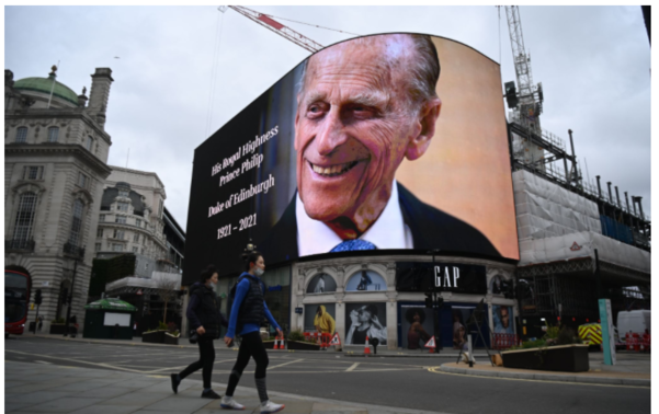 10일(현지시각) 영국 런던의 피카딜리 서커스 광장에 있는 스크린에 필립공의 사진이 걸렸다. /EPA연합뉴스