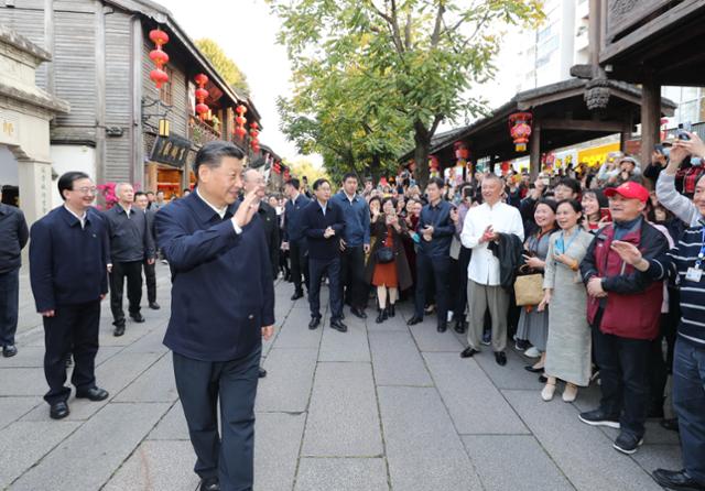 시진핑 중국 국가주석이 지난달 24일 푸젠성 푸저우에 있는 역사문화의 거리 '산팡치샹'에서 시민들과 인사하고 있다. 푸저우=신화 뉴시스