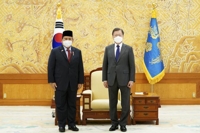 문재인 대통령(오른쪽)이 8일 청와대 접견실에서 프라보워 인도네시아 국방장관을 만나 기념촬영을 하고 있다. 청와대사진기자단