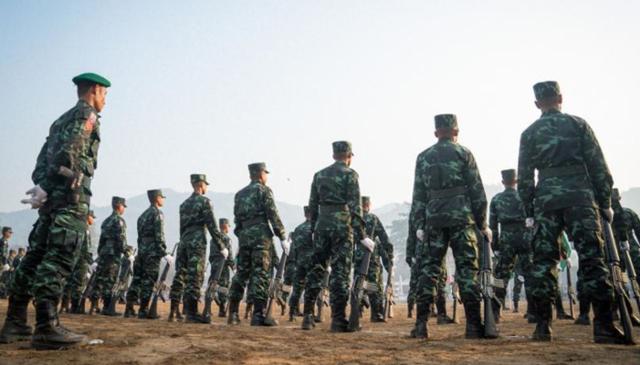 미얀마 소수민족 반군인 카렌민족연합(KNU) 소속 군인들이 도열해 명령을 하달받고 있다. 미얀마 나우 캡처