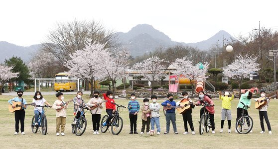 지난 8일 전남 화순 천태초등학교 학생들이 생태·환경 체험 야외 수업을 하고 있다. 이곳은 서울 학생 3명이 농촌유학을 와 있다. 프리랜서 장정필