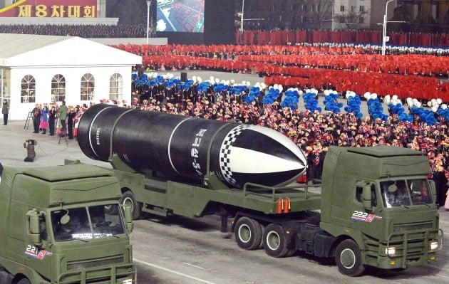 북한이 지난 1월 8차 노동당대회 기념 열병식에서 공개한 '북극성-5ㅅ'으로 보이는 문구를 단 신형 추정 잠수함발사탄도미사일(SLBM)./ 연합뉴스