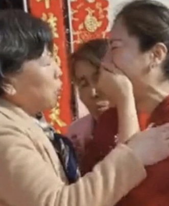 중국의 한 결혼식에서 며느리가 알고보니 친딸인 믿기 힘든 일이 벌어졌다. 사실을 알고 서로를 부둥켜안은 모녀의 모습. QQ.com 캡처