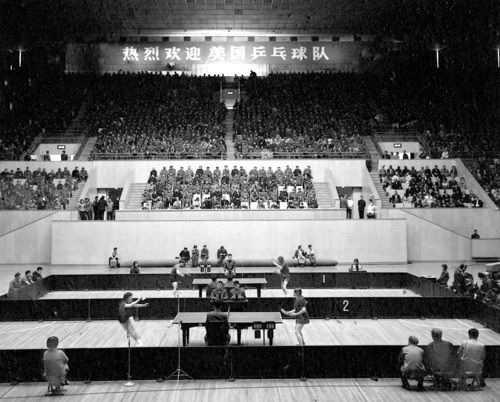1971년 4월 13일 중국 베이징체육관에서 열린 미국 탁구 선수단 환영 행사에서 미‧중 양국이 친선 경기를 하는 모습. 신화통신 홈페이지