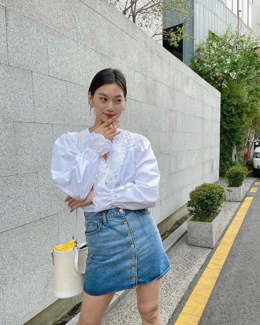 Girl group Weki Meki member Kim Do-yeon (22) has revealed the latest situation.Kim Do-yeon posted a picture on Instagram on the 10th, Its so good because my clothes are light.Its a sophisticated fashion that matches long boots in a white blouse and denim miniskirt. Its a picture taken on the street, with a superior beauty, including Kim Do-yeons tiny face.The company also released selfie photos of the reflection on the screen door at Yeoksam Station; netizens responded, I wanted to see and more.